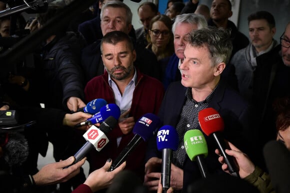 Fabien Roussel, secrétaire nationale du PCF - Des leaders et élus viennent soutenir les grévistes à la gare de Lyon à Paris le 27 décembre 2019. © JB Autissier / Panoramic / Bestimage