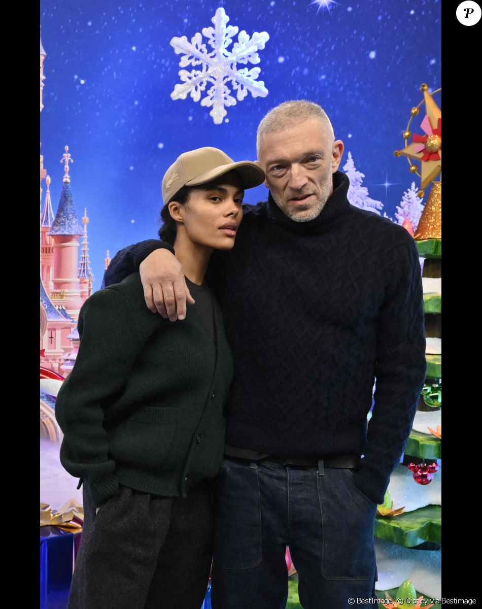 Vincent Cassel et sa femme Tina Kunakey - Les célébrités fêtent Noël à Disneyland Paris en novembre 2021.© Disney via Bestimage
