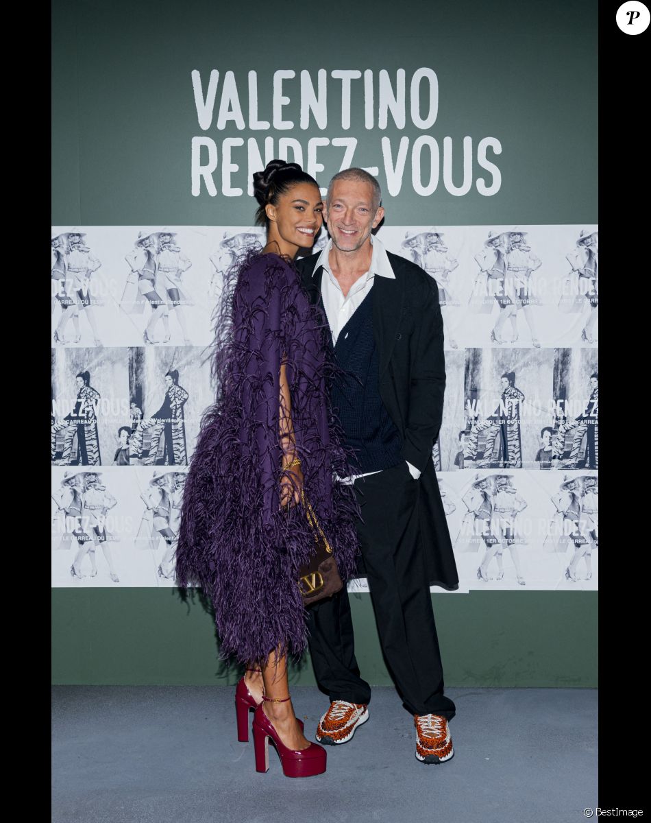 Tina Kunakey et son mari Vincent Cassel - Photocall du défilé de mode printemps-été 2022 "Valentino" lors de la fashion week de Paris. Le 1er octobre 2021