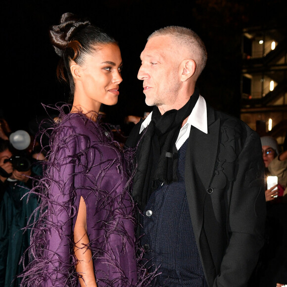 Vincent Cassel et sa femme Tina Kunakey au défilé de mode Valentino lors de la la Fashion Week printemps/été 2022 au Carreau du Temple à Paris, France, le 1er octobre 2021. © Veeren Ramsamy-Christophe Clovis/Bestimage 