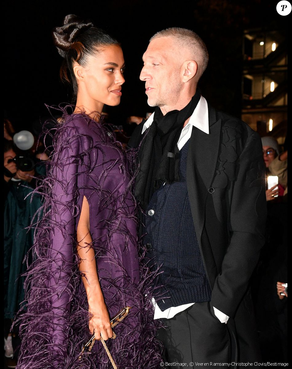 Vincent Cassel et sa femme Tina Kunakey au défilé de mode Valentino lors de la la Fashion Week printemps/été 2022 au Carreau du Temple à Paris, France, le 1er octobre 2021. © Veeren Ramsamy-Christophe Clovis/Bestimage