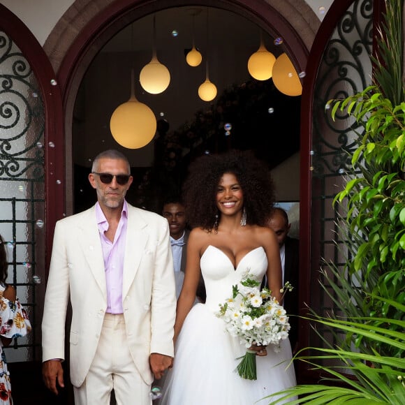 Sortie des mariés lors du Mariage civil de Vincent Cassel et Tina Kunakey à la mairie de Bidart au pays basque le 24 août 2018. © Patrick Bernard / Guillaume Collet / Bestimage 