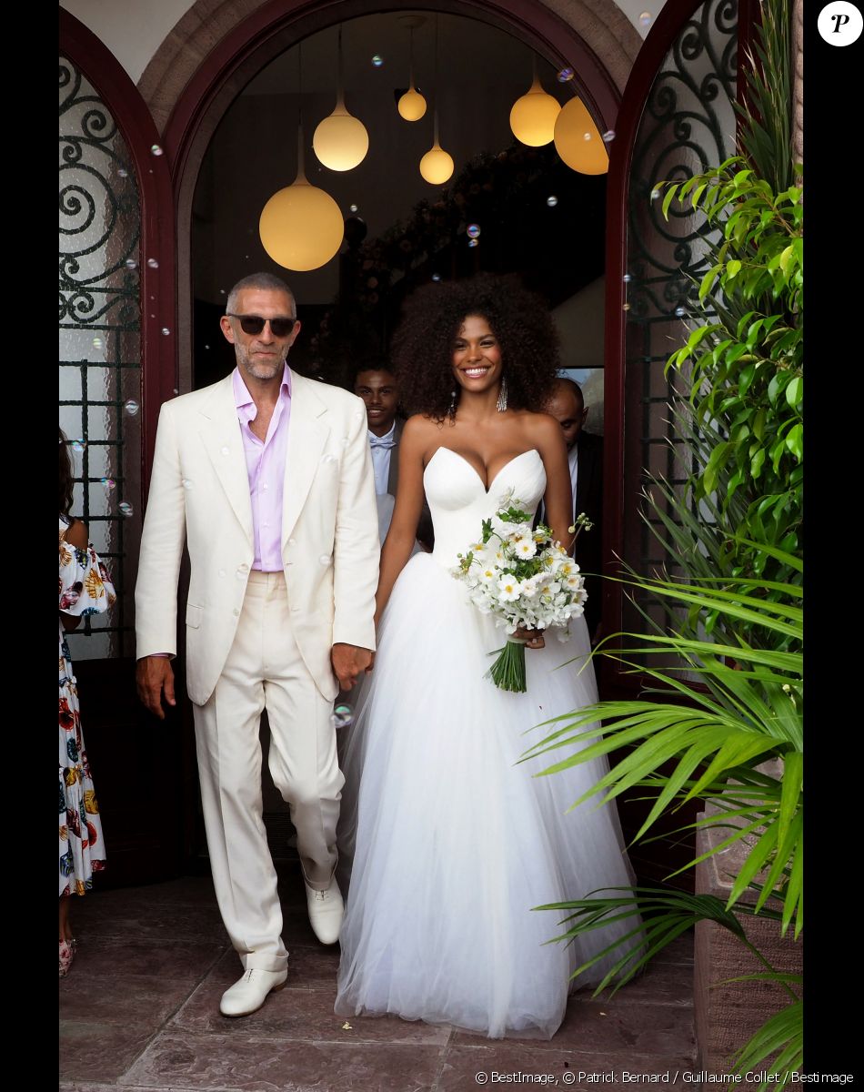 Sortie des mariés lors du Mariage civil de Vincent Cassel et Tina Kunakey à la mairie de Bidart au pays basque le 24 août 2018. © Patrick Bernard / Guillaume Collet / Bestimage