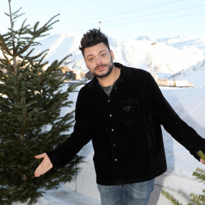 Kev Adams au photocall du film "Maison de retraite" lors de la 25ème édition du Festival international du film de comédie de l'Alpe d'Huez, France, le 22 janvier 2022. © Dominique Jacovides/Bestimage 