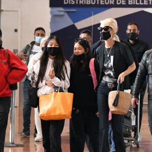 Exclusif - Laeticia Hallyday et ses filles Jade et Joy arrivent à l'aéroport de Roissy-Charles-de-Gaulle à Paris, le 27 juin 2021. Son compagnon Jalil Lespert lui a fait la surprise de venir l'accueillir à l'aéroport.