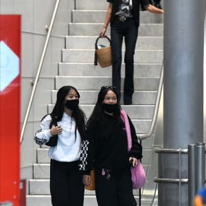 Exclusif - Laeticia Hallyday et ses filles Jade et Joy arrivent à l'aéroport de Roissy-Charles-de-Gaulle à Paris, le 27 juin 2021.