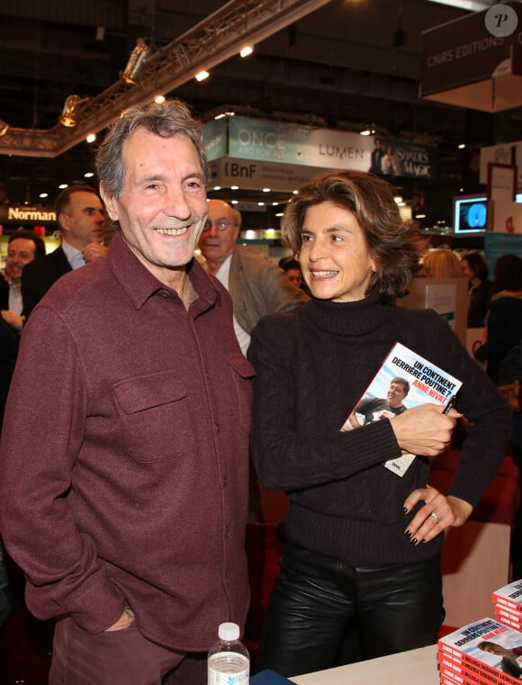 Jean-Jacques Bourdin et sa femme Anne Nivat lors du salon du livre de Paris le 17 mars 2018 à la Porte de Versailles de Paris