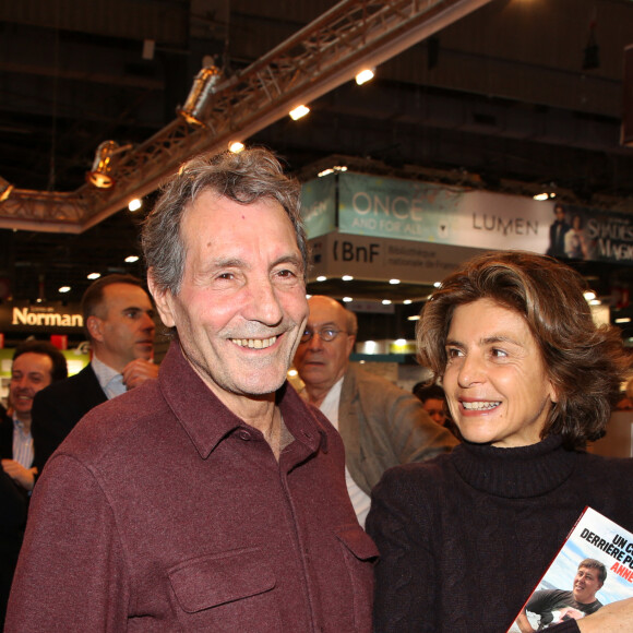 Jean-Jacques Bourdin et sa femme Anne Nivat lors du salon du livre de Paris le 17 mars 2018 à la Porte de Versailles de Paris
