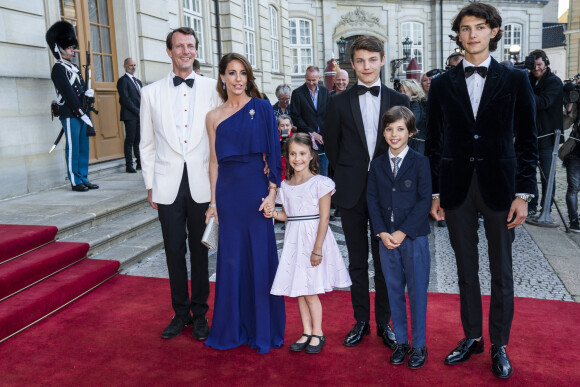 Le prince Joachim de Danemark, la princesse Marie, leurs enfants le prince Nikolaï, le prince Felix, le prince Henrik et la princesse Athena arrivent au dîner donné par la reine M. de Danemark à l'occasion des 50 ans du prince Joachim de Danemark, au château de Amalienborg. Copenhague, le 7 juin 2019