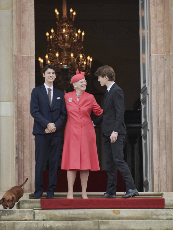 La reine Margrethe II avec ses petits-fils, le prince Nikolai et le prince Felix - La famille royale du Danemark lors de la confirmation du prince Christian en l'église du château de Fredensborg, Danemark, le 15 mai 2021.