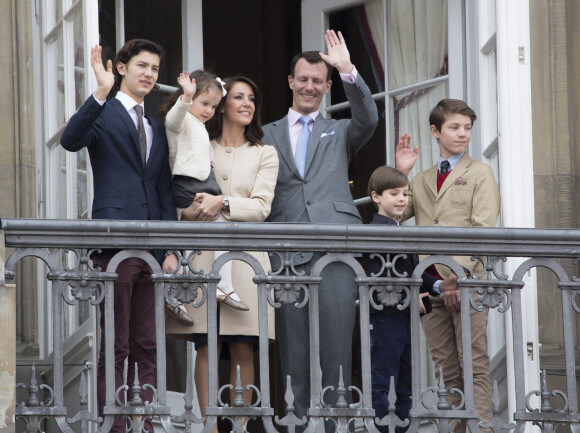 La princesse Marie, le prince Joachim de Danemark, et leurs enfants, le prince Nikolaï, le prince Henrik, le prince Félix et la princesse Athéna - La famille royale de Danemark salue la foule à l'occasion du 76ème anniversaire de la reine Margrethe depuis le balcon du château Amalienborg à Copenhague. Le 16 avril 2016