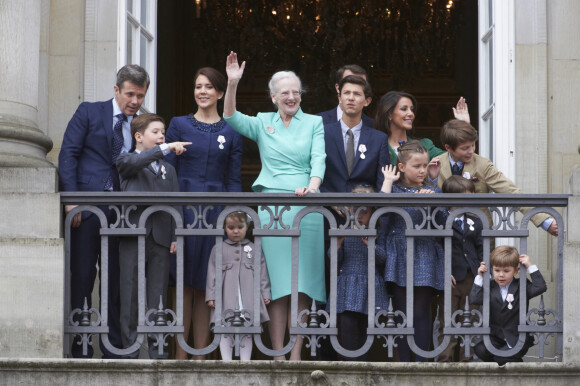 La reine Margrethe II de Danemark entourée du prince Frederik, de la princesse princesse Mary de leurs enfants le prince Christian, la princesse Isabella, du prince Vincent et de la princesse Josephine, du prince Joachim, de la prince Marie et de leurs enfants le prince Nikolai, le prince Felix, le prince Henrik, la princesse Athena - Célébrations pour les 75 ans de la reine Margrethe II de Danemark à Copenhague le 16 avril 2015