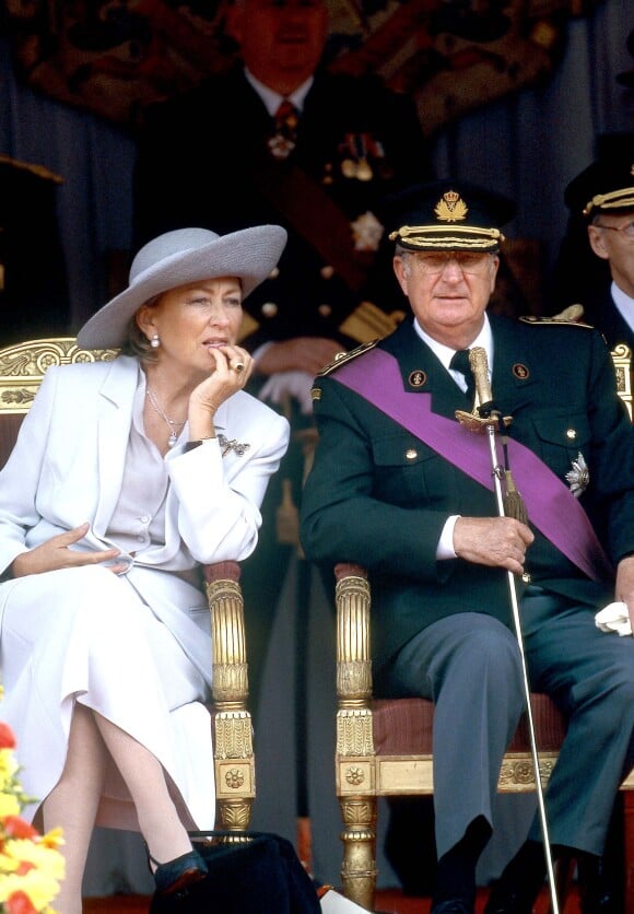 La roi Albert et son épouse la reine Paola de Belgique à Bruxelles, lors de la Fête nationale, en 2001. 