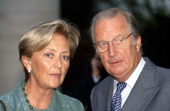 La roi Albert II de Belgique et son épouse la reine Paola au château royal de Laeken, en 2000. 