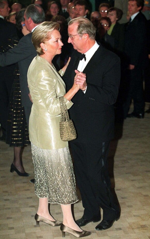 Le roi Albert II de Belgique et son épouse la reine Paola au palais royal de Laeken en 1999. 