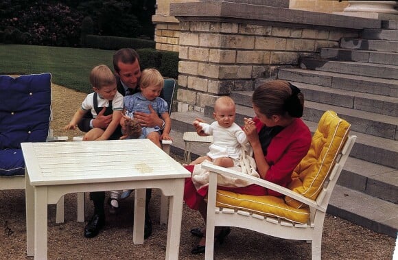 Albert de Belgique et son épouse Paola avec leurs trois enfants, Philippe, Astrid et Laurent, en 1964. 