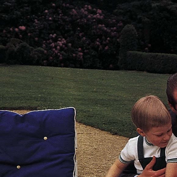 Albert de Belgique et son épouse Paola avec leurs trois enfants, Philippe, Astrid et Laurent, en 1964. 