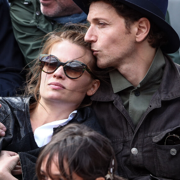 Raphael et sa compagne Mélanie Thierry - Célébrités dans les tribunes des internationaux de France de tennis de Roland Garros à Paris, France, le 7 juin 2019. © Cyril Moreau/Bestimage 