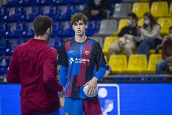 Pablo Urdangarín (fils de Iñaki Urdangarin et la princesse Cristina d'Espagne) joue au handball avec le Barca contre le BM Logroño La Rioja à Barcelone, Espagne, le 5 février 2022.