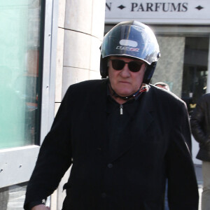 Exclusif - Gérard Depardieu quitte la station de radio RTL en scooter à Paris le 7 mars 2019. 