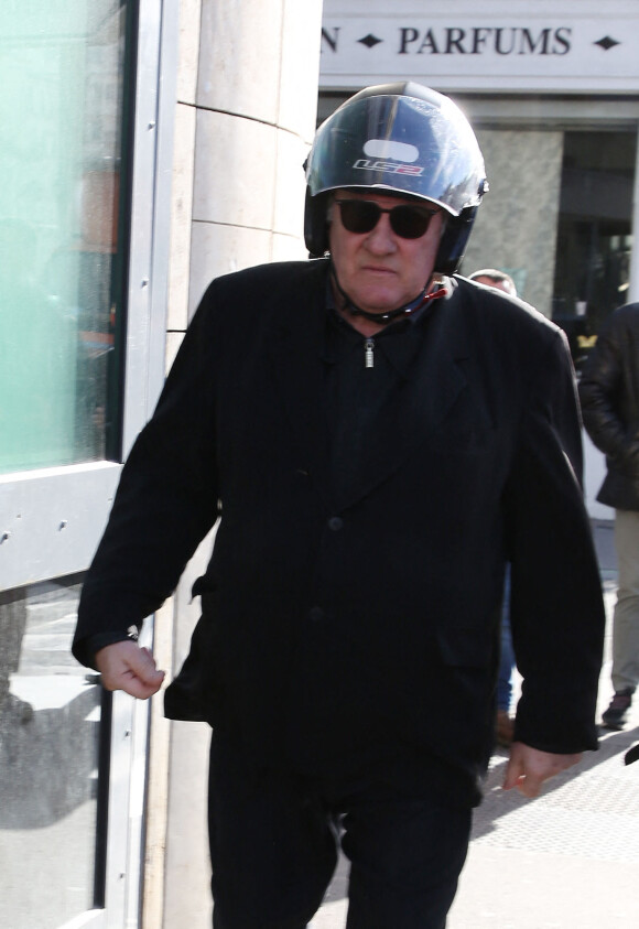 Exclusif - Gérard Depardieu quitte la station de radio RTL en scooter à Paris le 7 mars 2019. 