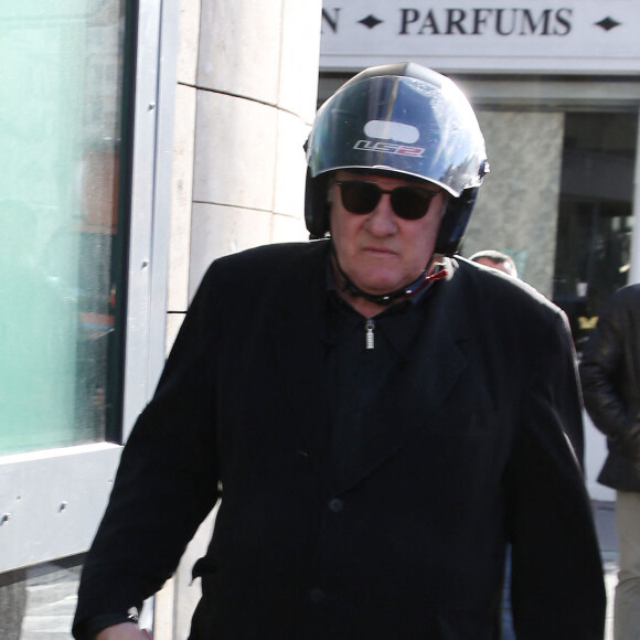 Exclusif - Gérard Depardieu quitte la station de radio RTL en scooter à Paris le 7 mars 2019. 