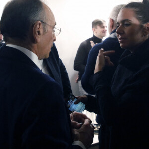 Sarah Knafo avec le candidat à la présidence du parti d'extrême droite français "Reconquête!", Eric Zemmour lors de la remise des deux cartes adhérents la 100 000 et 100 001 à son QG à Paris, France, le 14 février 2022