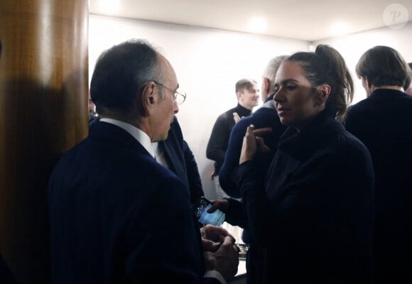 Sarah Knafo avec le candidat à la présidence du parti d'extrême droite français "Reconquête!", Eric Zemmour lors de la remise des deux cartes adhérents la 100 000 et 100 001 à son QG à Paris, France, le 14 février 2022