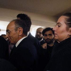 Sarah Knafo avec le candidat à la présidence du parti d'extrême droite français "Reconquête!", Eric Zemmour lors de la remise des deux cartes adhérents la 100 000 et 100 001 à son QG à Paris, France, le 14 février 2022