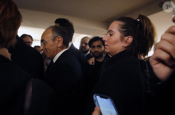 Sarah Knafo avec le candidat à la présidence du parti d'extrême droite français "Reconquête!", Eric Zemmour lors de la remise des deux cartes adhérents la 100 000 et 100 001 à son QG à Paris, France, le 14 février 2022