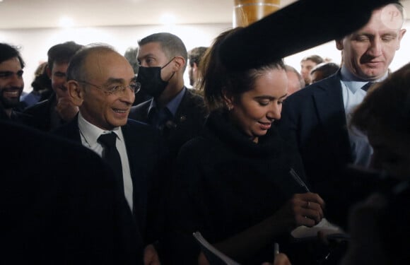 Sarah Knafo avec le candidat à la présidence du parti d'extrême droite français "Reconquête!", Eric Zemmour lors de la remise des deux cartes adhérents la 100 000 et 100 001 à son QG à Paris, France, le 14 février 2022