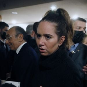Sarah Knafo avec le candidat à la présidence du parti d'extrême droite français "Reconquête!", Eric Zemmour lors de la remise des deux cartes adhérents la 100 000 et 100 001 à son QG à Paris, France, le 14 février 2022
