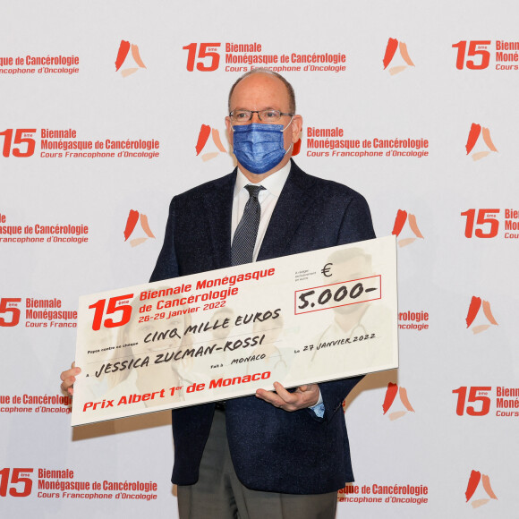 Exclusif - Le prince Albert II de Monaco remet le prix au professeur Jessica Zucman-Rossi lors de la 15ème édition de la biennale monegasque de cancerologie Grimaldi forum à Monaco, le 27 janvier 2022. © Claudia Albuquerque/Bestimage 