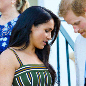 Le prince Harry, duc de Sussex, et Meghan Markle, duchesse de Sussex, lors d'une réception dans les jardins de la résidence du haut-commissaire britannique au Cap, Afrique du Sud, le 24 septembre 2019.