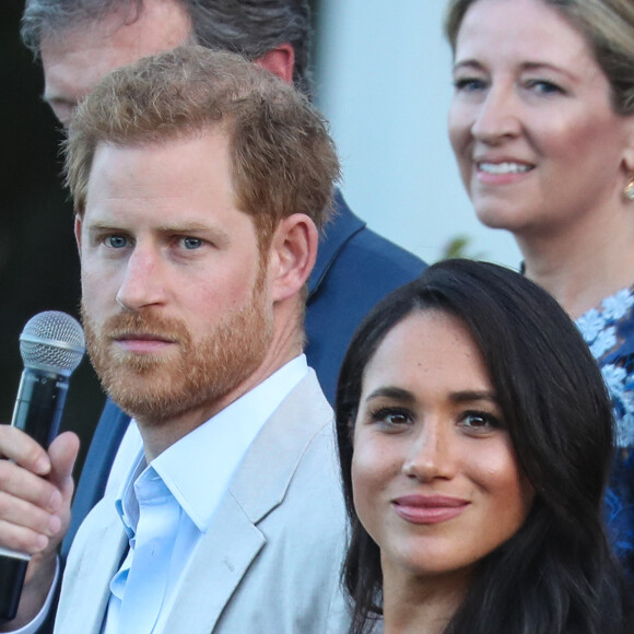 Le prince Harry, duc de Sussex, et Meghan Markle, duchesse de Sussex, lors d'une réception dans les jardins de la résidence du haut-commissaire britannique au Cap, Afrique du Sud, le 24 septembre 2019. 