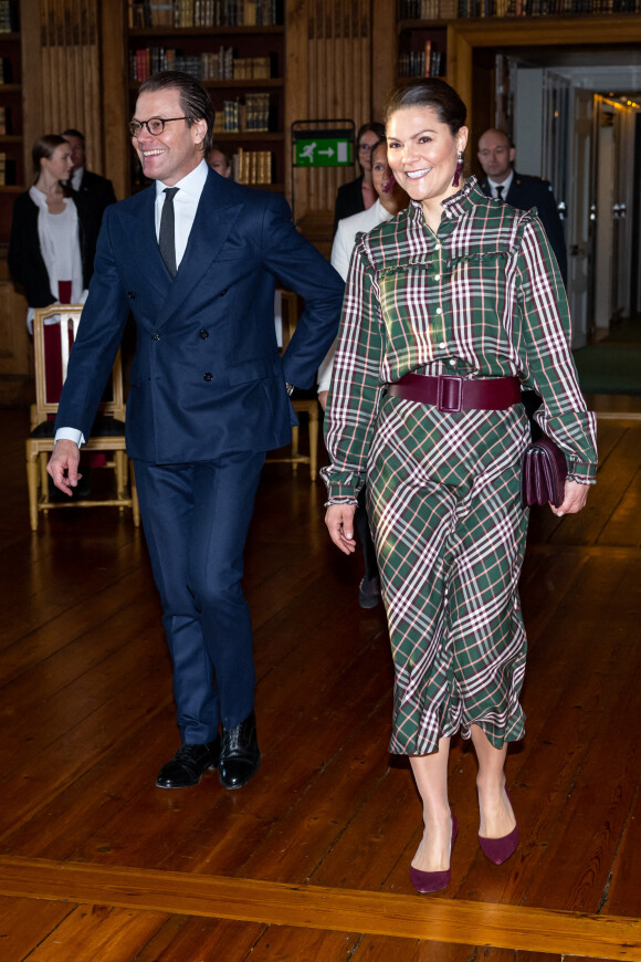 La princesse Victoria et le prince Daniel de Suède lors de la conférence de la Fondation Kronprinsessparets Stiftelse au Palais Royal de Stockholm. Le 30 novembre 2021 