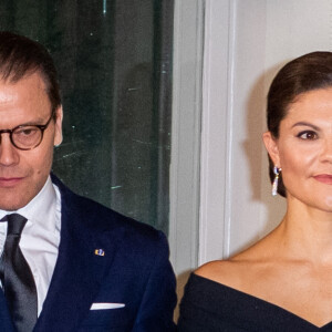 La princesse Victoria de Suède et le prince Daniel lors d'une réception à la résidence de l'ambassadeur d'Espagne à Stockholm à l'occasion d'une visite de deux jours du couple royal d'Espagne en Suède le 25 novembre 2021.
