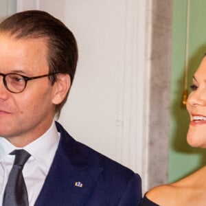 La princesse Sofia de Suède, le prince Carl Philip, le prince Daniel, la princesse Victoria de Suède lors d'une réception à la résidence de l'ambassadeur d'Espagne à Stockholm à l'occasion d'une visite de deux jours du couple royal d'Espagne en Suède le 25 novembre 2021. 