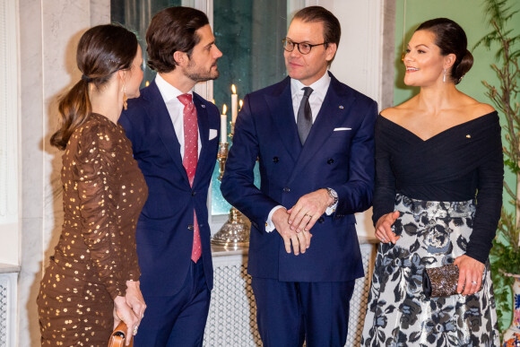 La princesse Sofia de Suède, le prince Carl Philip, le prince Daniel, la princesse Victoria de Suède lors d'une réception à la résidence de l'ambassadeur d'Espagne à Stockholm à l'occasion d'une visite de deux jours du couple royal d'Espagne en Suède le 25 novembre 2021. 