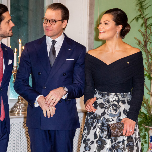 La princesse Sofia de Suède, le prince Carl Philip, le prince Daniel, la princesse Victoria de Suède lors d'une réception à la résidence de l'ambassadeur d'Espagne à Stockholm à l'occasion d'une visite de deux jours du couple royal d'Espagne en Suède le 25 novembre 2021. 