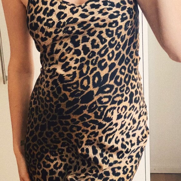 Ilona Smet, enceinte de son premier enfant, affiche son ventre rond dans une robe léopard sur Instagram le 20 février 2022.