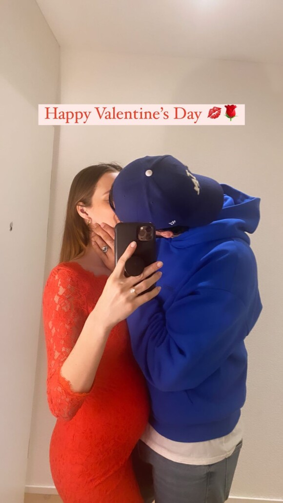 Ilona Smet (enceinte de son premier enfant) célébrant la Saint-Valentin avec son fiancé Kamran Ahmed, le 14 février 2022.