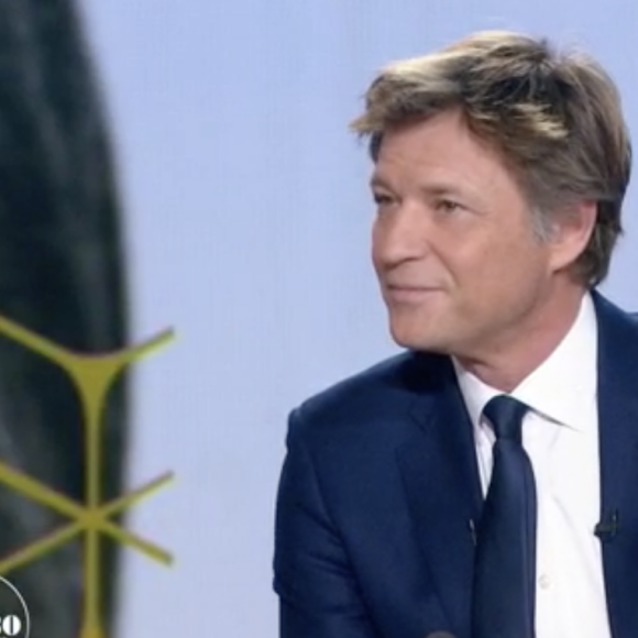 Jean-Paul Rouve propose un moment de silence à Laurent Delahousse dans "20h30 le dimanche" en direct sur France 2
