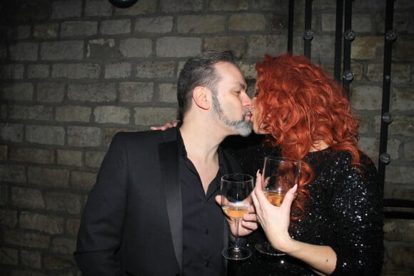 Exclusif - Cindy Sander embrasse son mari Sébastien Braun lors de la soirée d'ouverture du "Faust Club Restaurant Bar" sous le pont Alexandre III à Paris. © Philippe Baldini/Bestimage 