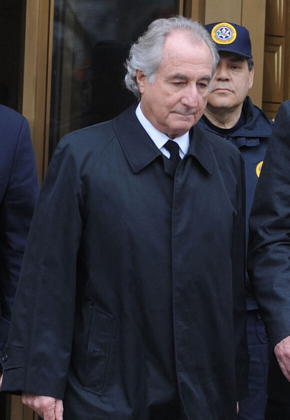 Bernard Madoff arrive à la cour de justice de New York pour répondre des charges sur la fraude monétaire à New York City, New York, Etats-Unis