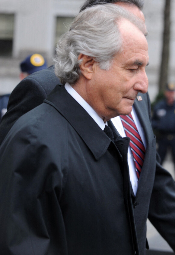Bernard Madoff arrive à la cour de justice de New York pour répondre des charges sur la fraude monétaire à New York City, New York, Etats-Unis, le 10 mars 2009.