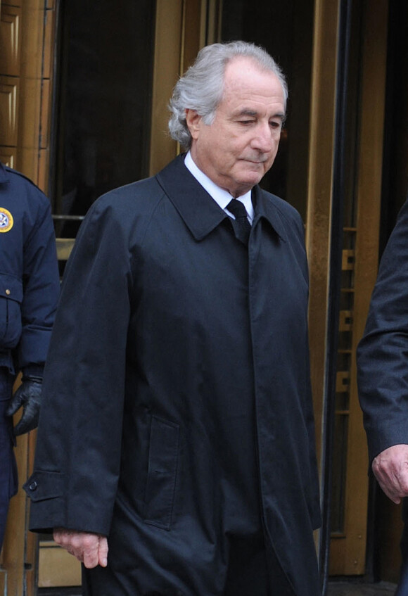 Bernard Madoff arrive à la cour de justice de New York pour répondre des charges sur la fraude monétaire à New York City, New York, Etats-Unis, le 10 mars 2009.