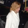 Madonna qui ne se refuse jamais rien, est apparue en plein Paris vêtue... d'un peignoir blanc ! 