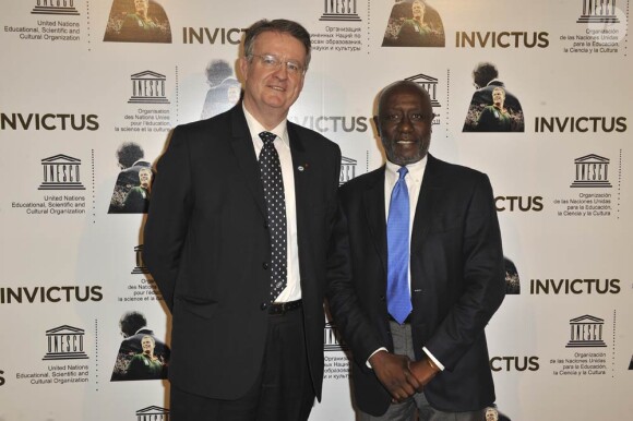 A droite, Bernard Lapasset, président de l'International Rugby Board, à l'occasion de l'avant-première d'Invictus, qui s'est tenue au siège de l'Unesco, à Paris, le 11 janvier 2010.