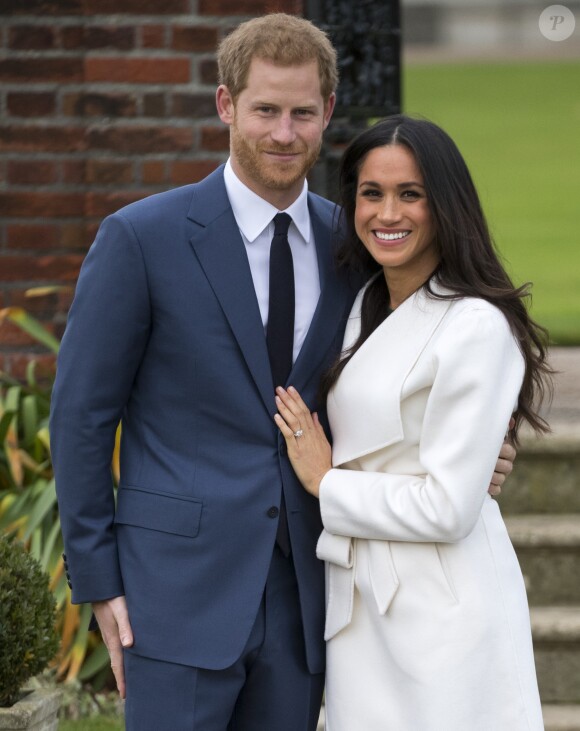 Le prince Harry a imaginé la bague de fiançailles pour Meghan Markle : un large diamant provenant du Botswana, un pays qui lui tient à coeur, entouré de deux autres diamants issus de la collection privée de sa mère Lady Diana. Ici, le couple lors de l'annonce de leurs fiançailles le 27 novembre 2018.